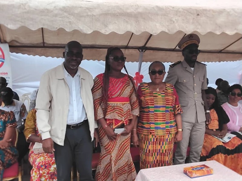 Touré Aya Virginie (2e à partir de la droite) a promis d'être aux côtés des jeunes filles. (Ph: Dr)