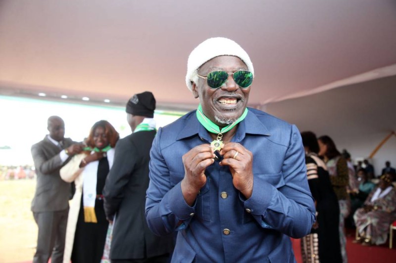 Alpha Blondy, icône du reggae, fier de recevoir sa médaille. (Ph: SEBASTIEN KOUASSI)