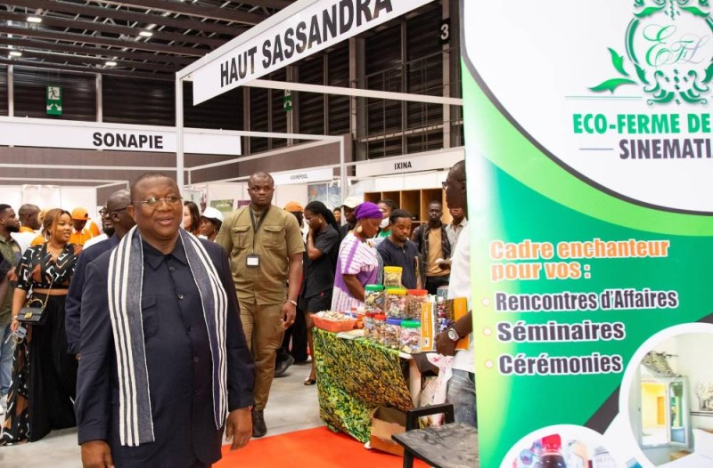 Amadou Coulibaly, ministre de la Communication, parcourant les allées du SITLA 2025.