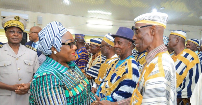 La ministre Anne Ouloto et les chefs coutumiers