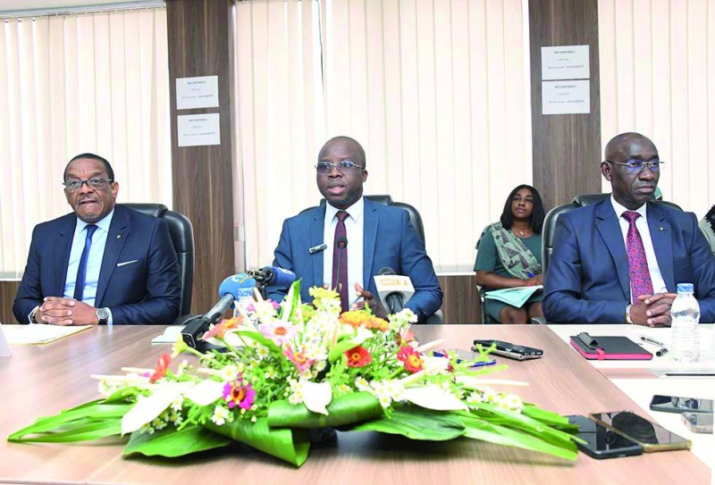 
Nanourougo Coulibaly, (au centre) vice-président du Conseil de l’Ordre du Mérite de la Communication. 