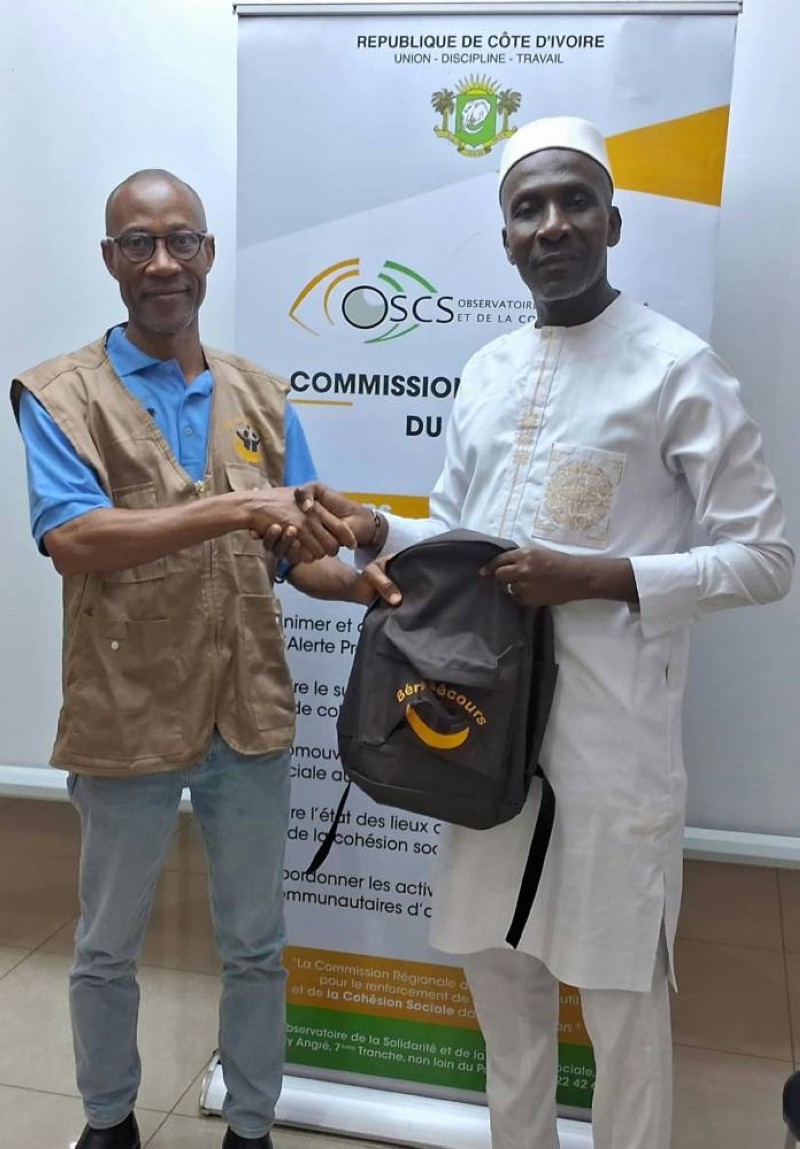 Yaya Tambla (à gauche) de Béré Secours remettant de façon symbolique un kit (Dr)