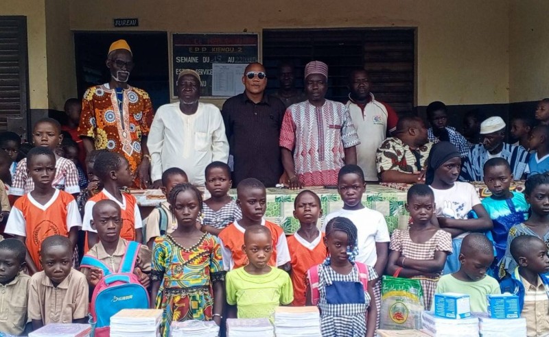 Vue partielle des 4 645 kits scolaires offerts aux élèves des sous-préfectures de Napié et de Kiémou.