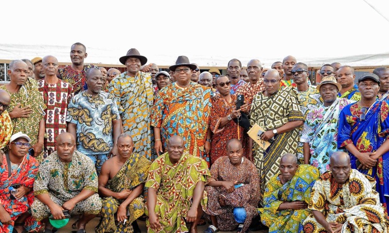 Laurent Tchagba entouré de la chefferie et des habitants d’Anoumabo, dans une atmosphère fraternelle.