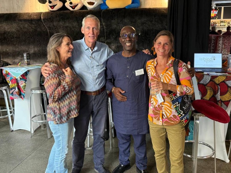 Macaire Dagri, directeur du Bureau du tourisme et des loisirs de la Côte d’Ivoire en Suisse  (3e à partir de la gauche) entouré de participants à l'événement. (Ph: Dr)