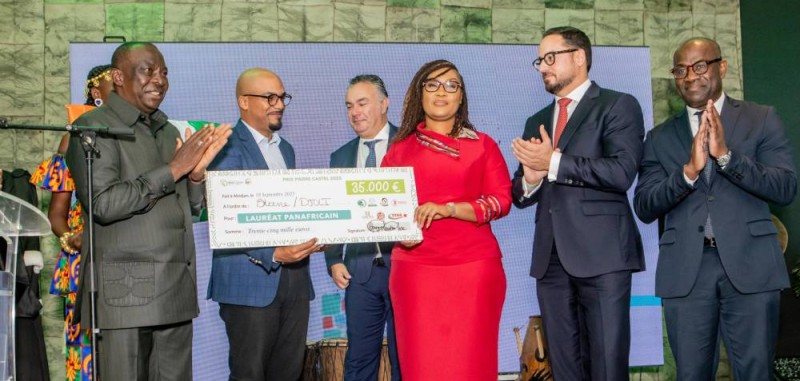 Stane Blegbo, sacré Super Prix Panafricain du Prix Pierre Castel 2025 en compagnie du ministre Adjoumani et du Dg de Castel