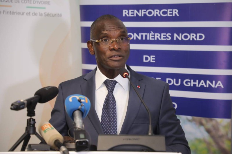 Le ministre de l,Intérieur et de la sécurité, le général de corps d'armée, le général de orps d'armée.