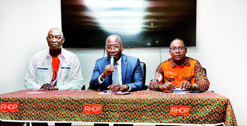 Le directeur central de campagne du candidat Ouattara en charge des Ivoiriens de l’extérieur (au centre) était à New York pour rencontrer les militants du Rhdp. (Ph: Dr)