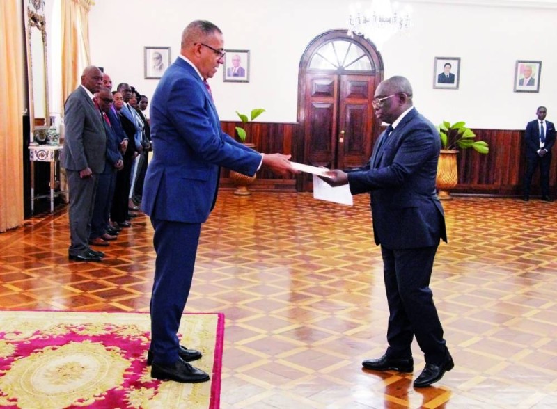 L'ambassadeur ivoirien remettant ses lettres de créance au Chef de l’État de Sao Tomé-et-Principe.