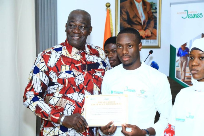 Le maire d'Adjamé, Farikou Soumahoro, remettant une attestation de fin de stage à un bénéficiaire. (DR)