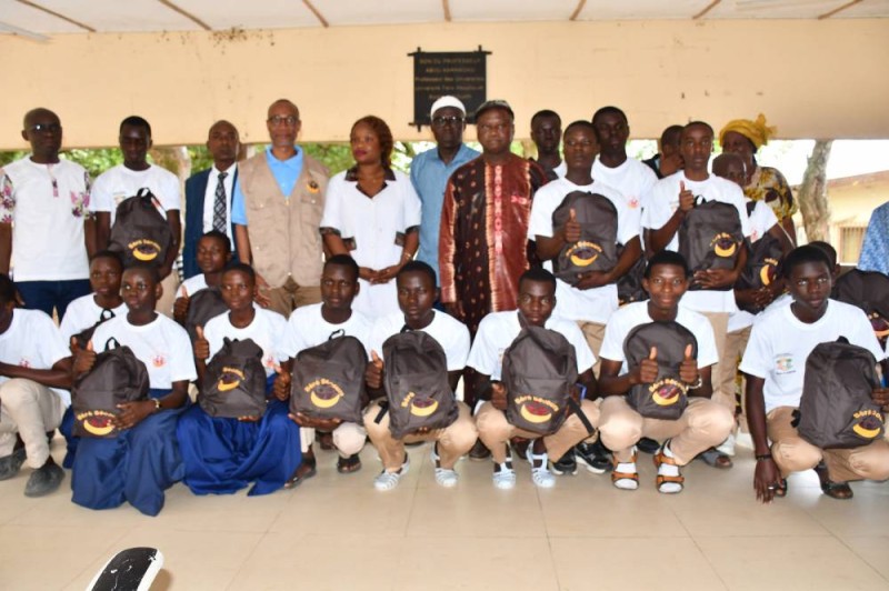 La première promotion d'élèves de la 1re C heureuse de recevoir des kits scolaires. (Dr)