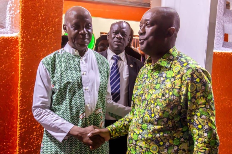 Eric Taba, le directeur de campagne régional du Rhdp (à droite) et Gnanzi Anicet Guéla, président de l'Udcy, se sont félicités de leur nouvelle collaboration. 