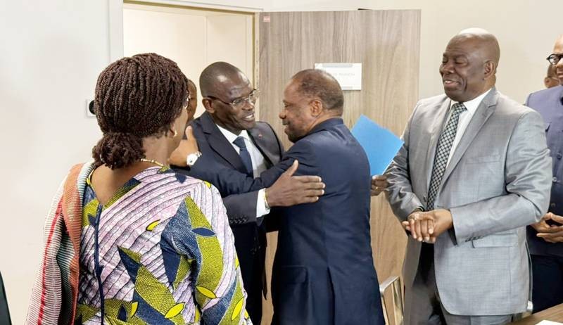 Le ministre Vagondo Diomandé et le professeur Dano Djédjé se faisant une accolade. (Ph: Didier ASSOUMOU)