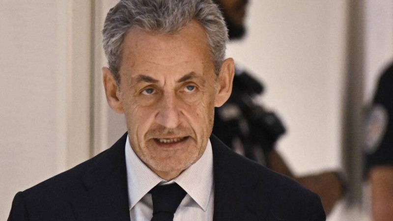  L'ancien président français Nicolas Sarkozy arrive au tribunal de Paris pour le verdict de son procès pour financement illégal de campagne depuis la Libye, en lien avec sa victoire à l'élection présidentielle de 2007, le 25 septembre 2025. © AFP - JULIEN DE ROSA 
