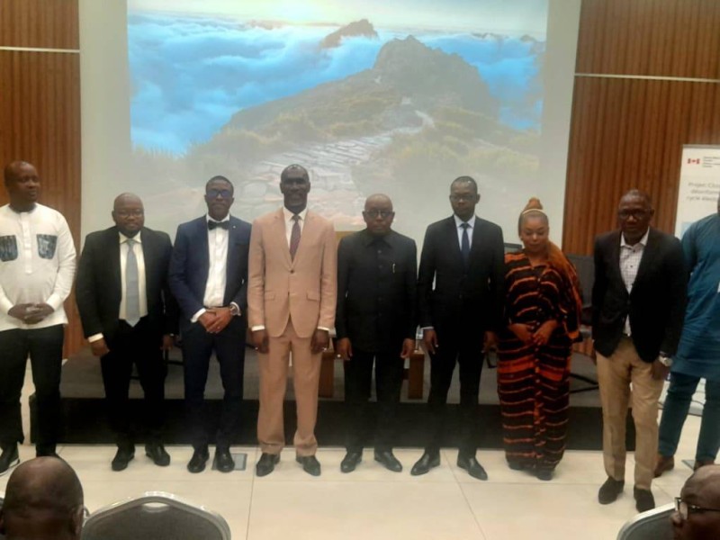 Professeur Simplice Dion et les autres intervenants du Forum de l'intégrité de l'information. (Ph: Jaurès Drohgba)