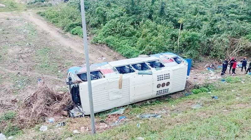 Le car de Lanfiara Sport d'Attécoubé, en partance pour Agnibilékrou, a fait une sortie de route. (Ph: Dr)