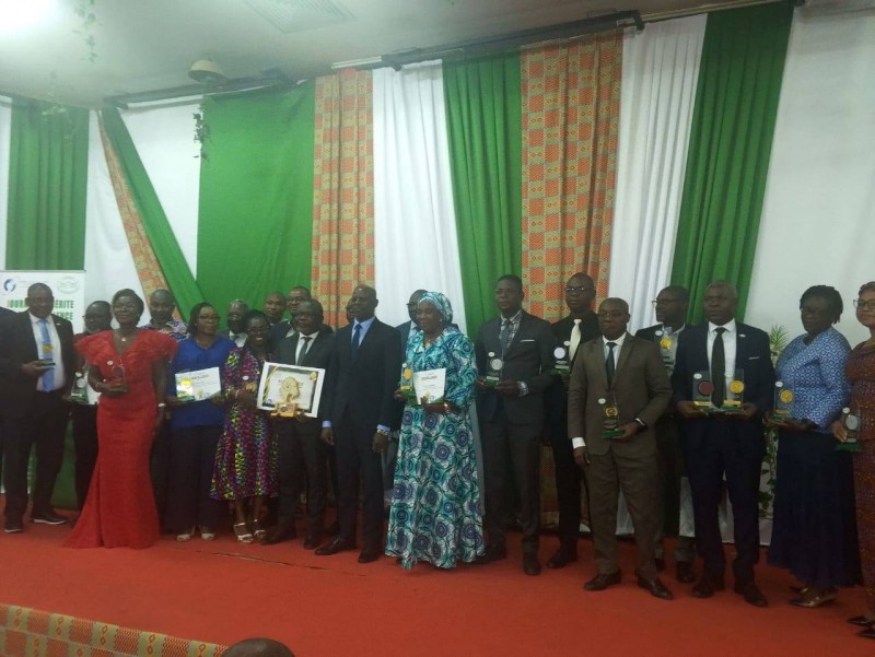 Les lauréats, visiblement fiers, posant aux côtés d’Adama Diawara, ministre de l’Enseignement supérieur et de la Recherche scientifique. (Ph: Dr)