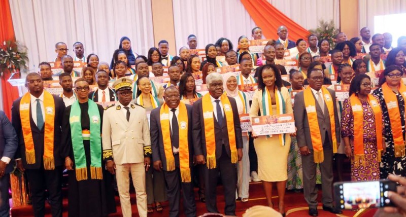 Beugré Mambé s'est réjoui des innovations apportées par les jeunes  ivoiriens porteurs de projets. (Ph: Sébastien KOUASSI)
