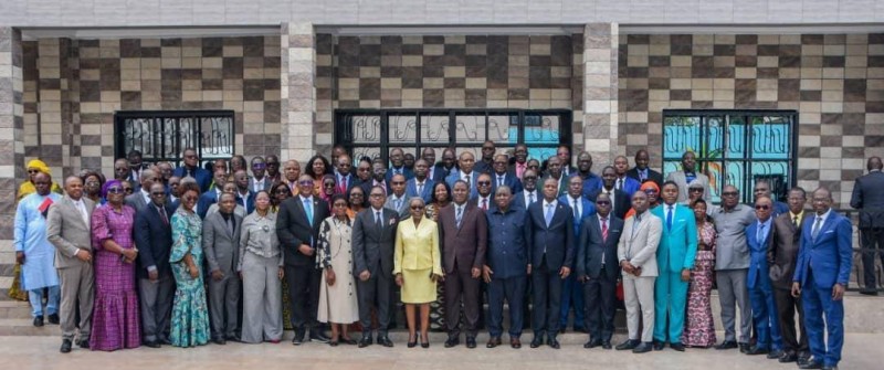Photo de famille à la suite de l’atelier de réflexion sur la nouvelle loi de l’éducation, réunis à Yamoussoukro.