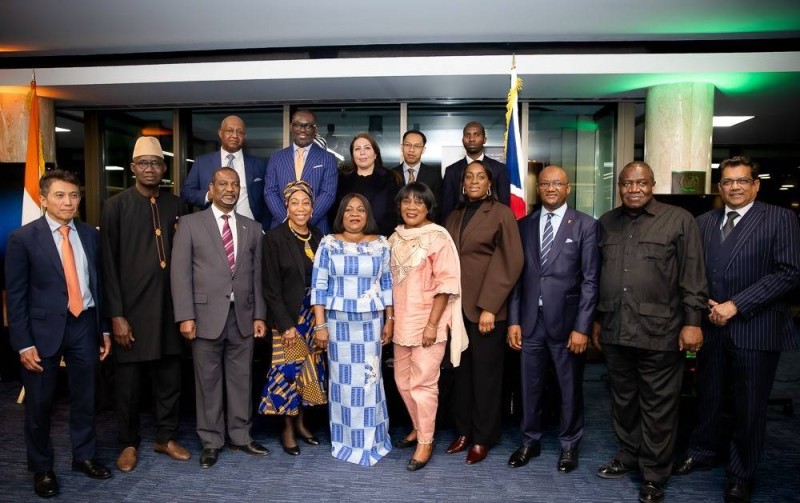 L’Ambassadeur de Côte d’Ivoire au Royaume-Uni, S.E. Mme Amani Sara, entourée de personnalités diplomatiques et politiques lors de la célébration du 65ᵉ anniversaire de l’indépendance à Londres.