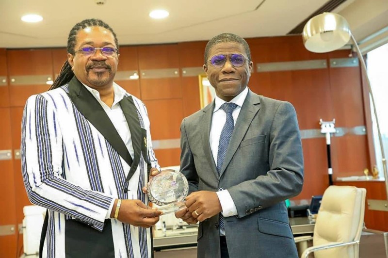Une distinction décernée par le Directeur général du Trésor et de la Comptabilité Publique, Ahoussi Arthur Augustin Pascal (àd), en reconnaissance de la contribution déterminante de cette entreprise. (dr)