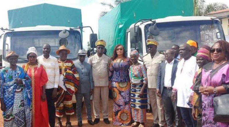Remise symbolique des deux camions Kia de cinq tonnes, destinés à renforcer la logistique du marché.