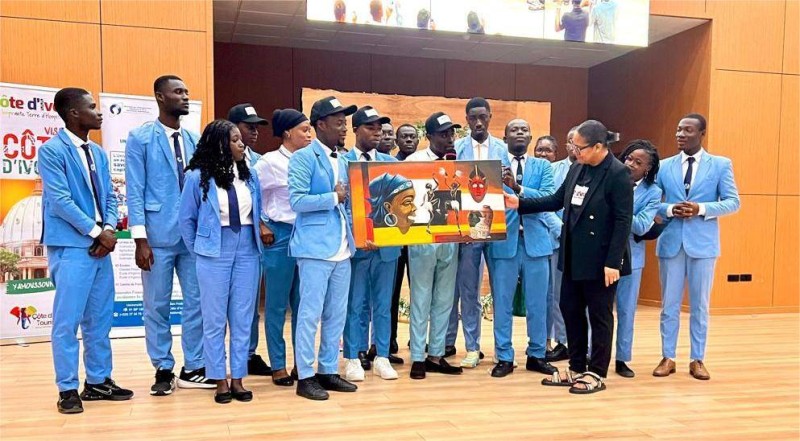 La Dg de Côte d’Ivoire Tourisme a reçu un présent symbolique de la part des étudiants de l'Ufr Lthr (DR)