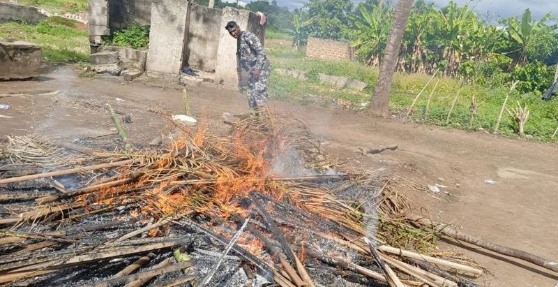 Un policier met le feu à un fumoir détruit. (Ph: Dr)