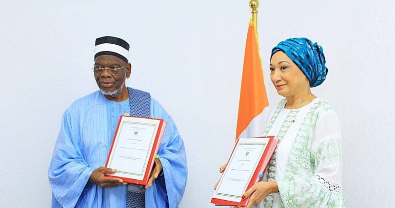 Le président du COSIM, Cheick Ousamane Diakité et la ministre de la Culture et de la Francophonie Françoise Remarck