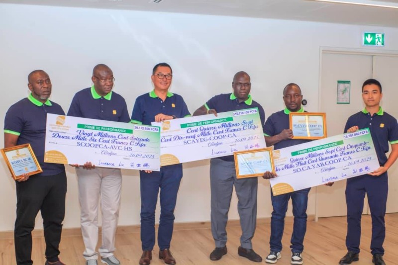 Les 3 coopératives bénéficiaires des chèques posant avec les dirigeants de la société Southland Africa. (Ph: Dr)