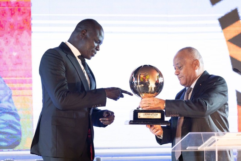 Amadou Gallo Fall (Nba Afrique) recevant un trophée. Le Dr Bilé, à droite, a distingué plusieurs acteurs en marge de l'Afrobasket, en Angola.