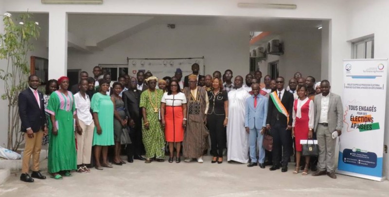Photo de famille des participants à la table ronde du CNDH, réunissant leaders communautaires, politiques et acteurs de la société civile pour la validation des propositions en faveur d’élections apaisées en Côte d’Ivoire