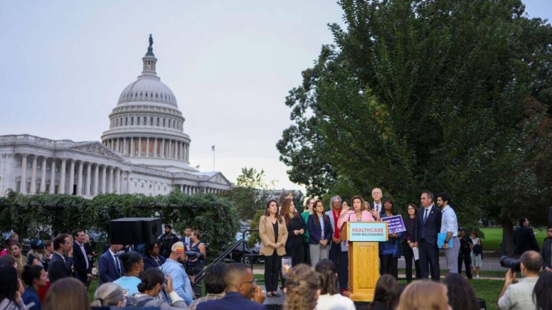  Nancy Pelosi s'exprime devant le Congrès américain, le 30 septembre. Les démocrates veulent obtenir le rétablissement de centaines de milliards de dollars en dépenses de santé, notamment dans le programme d'assurance santé «Obamacare» pour les ménages des classes populaires. Getty Images via AFP - TASOS KATOPODIS 