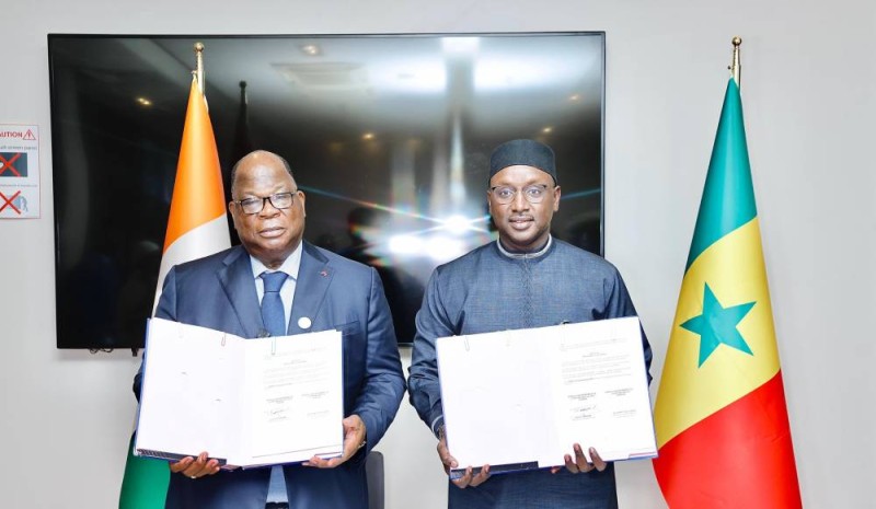 Le ministre Laurent Tchagba et son homologue Sénégalais Dr Cheikh Tidiane Dièye après la signature d'une importante convention