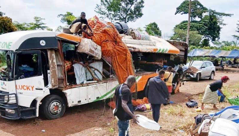 Le car de type Mistral en provenance de Danané en épave après l'accident . (Ph: Dr)