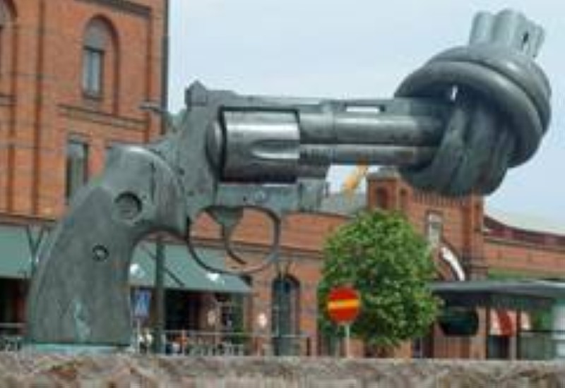 La sculpture de Carl Fredrik Reuterswärd, intitulée “Non Violence” date de 1985 et est visible à Malmö.(Ph:DR)