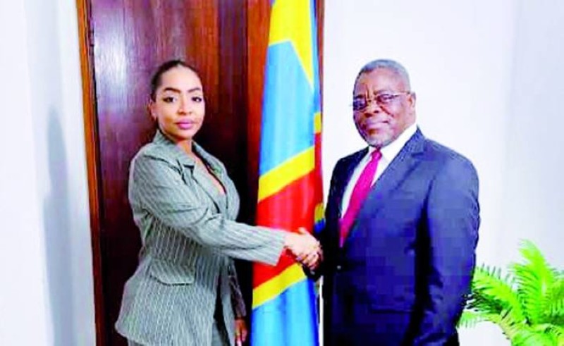 Fatima Fakhry, commissaire générale du salon, en compagnie de l’ambassadeur de la Rdc en Côte d’Ivoire. (Ph: Dr)