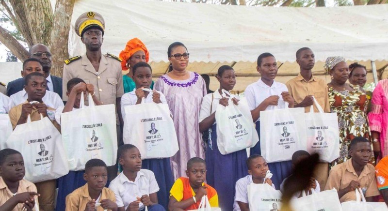 Mme Marie-Laure Sié et des bénéficiaires des kits scolaires aux élèves d’Adiaké.