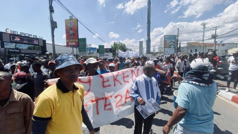  Des soutiens du président Andry Rajoelina manifestent dans les rues d'Antananarivo, le 4 octobre 2025. © Rijasolo / AFP 