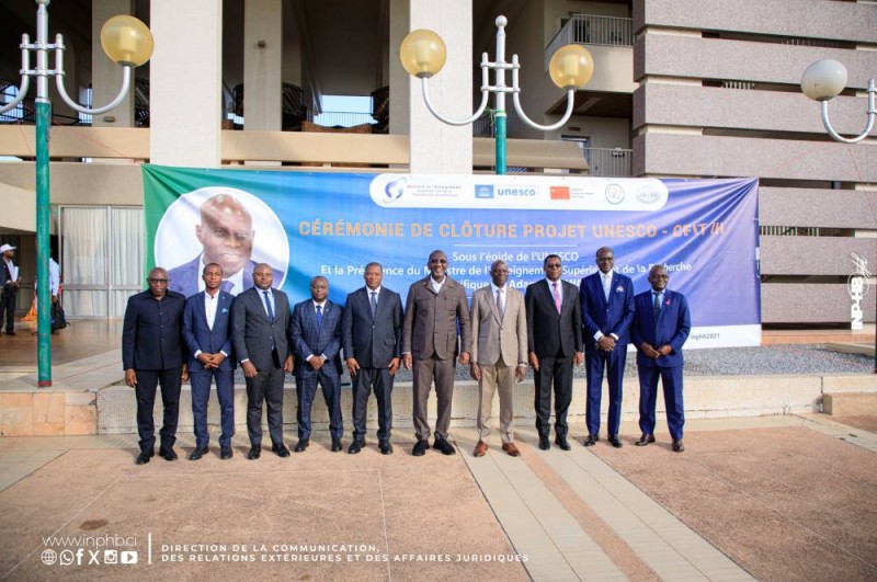 Le ministre Adama Diawara (4ᵉ de la gauche vers la droite) a reconnu que les réformes des maquettes apportées par le projet UNESCO–CFIT III sont en étroite ligne avec la vision de son ministère. (dr)