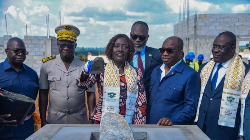 La ministre Mariatou Koné posant la première pierre du lycée du collège d’excellence pour jeunes filles avec internat.
