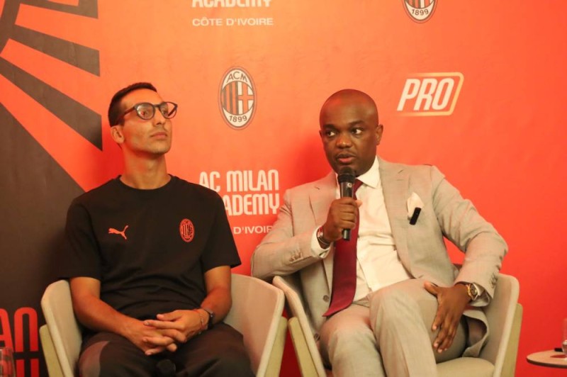 Le technicien italien Deniel Azoloni et Mike Coffie (Pdg de Detect pro fund) lors de la conférence de lancement