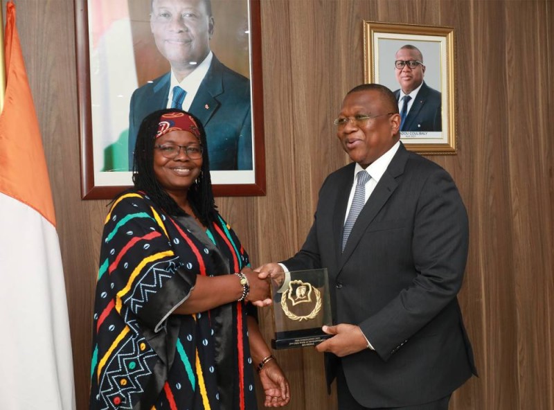 Le ministre de la Communication, Amadou Coulibaly a exprimé tous ses encouragements à Germaine Boni, Rédactrice en chef de Fraternité Matin. (Ph: HONORE BOSSON)