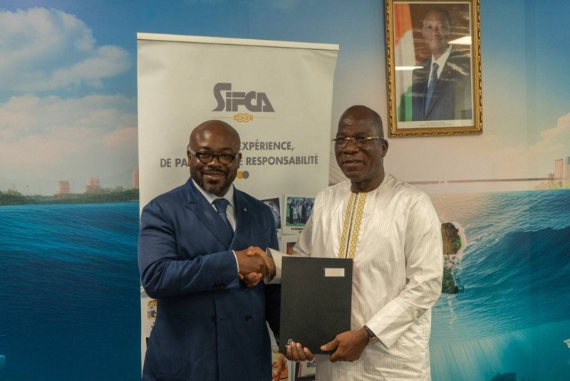 M. Alassane Doumbia, le Président du Conseil d'Administration du Groupe SIFCA et Le Ministre de L'Envronnement