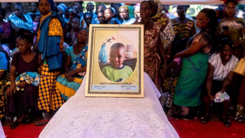  [Image d'archives] Le cercueil d'un enfant lors des funérailles des victimes du massacre de Shakahola à Malindi, le 5 avril 2024. AFP - FREDRIK LERNERYD 