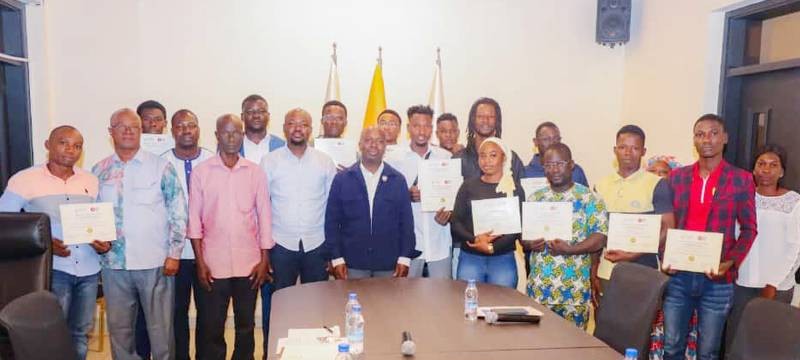 La dizaine de jeunes ayant participé à la formation ont été félicités par le maire Jean-Louis Moulot (au centre). (Ph: Dr)
