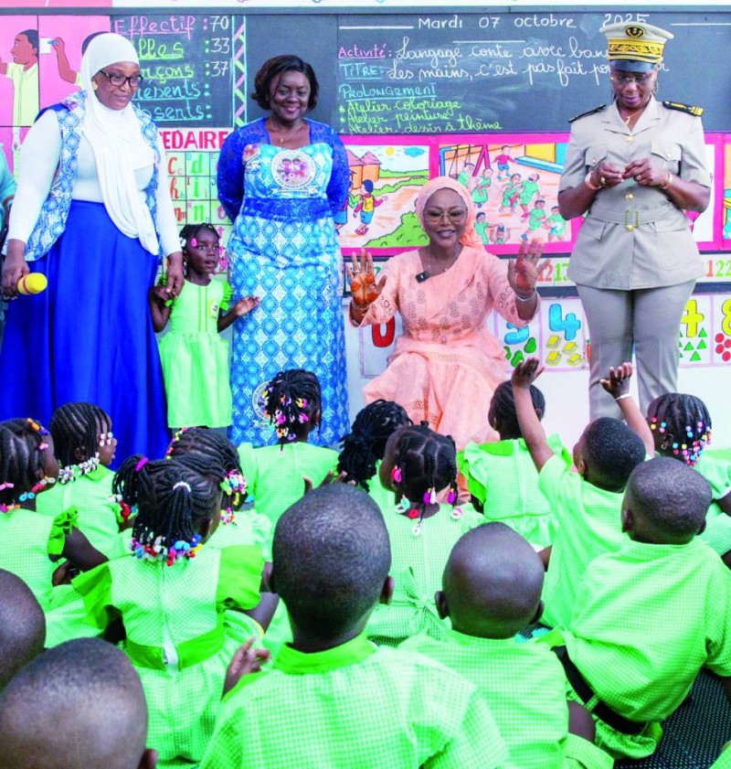 La ministre Nassénéba Touré échange avec de jeunes élèves lors de sa visite dans une classe de maternelle. (Ph: Dr)
