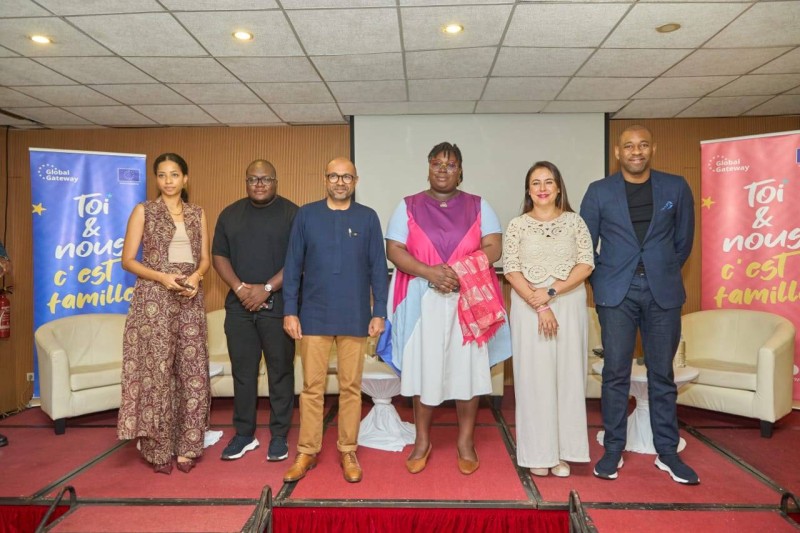 L'ambassadeur de l'Union européenne en Côte d'Ivoire et les panélistes. (dr)