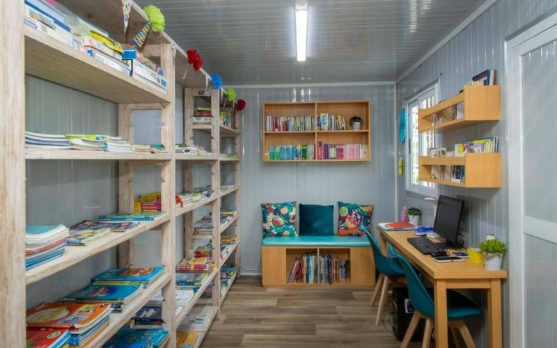 Une bibliothèque moderne, équipée de livres variés et d’outils numériques, désormais à la disposition des enfants du centre oncologique pédiatrique.