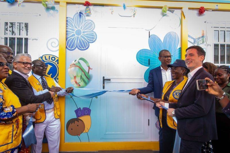 Moment symbolique : les responsables du Lions Club et leurs partenaires procèdent à la coupure du ruban marquant l’ouverture officielle de la bibliothèque.